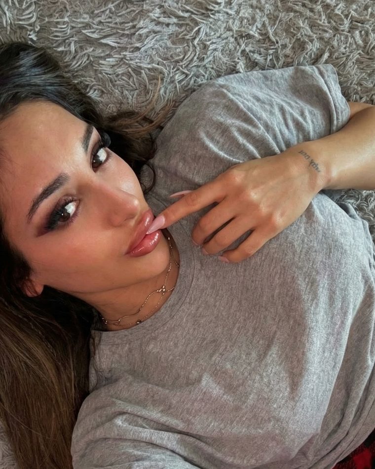 Sara sentada en la alfombra de casa