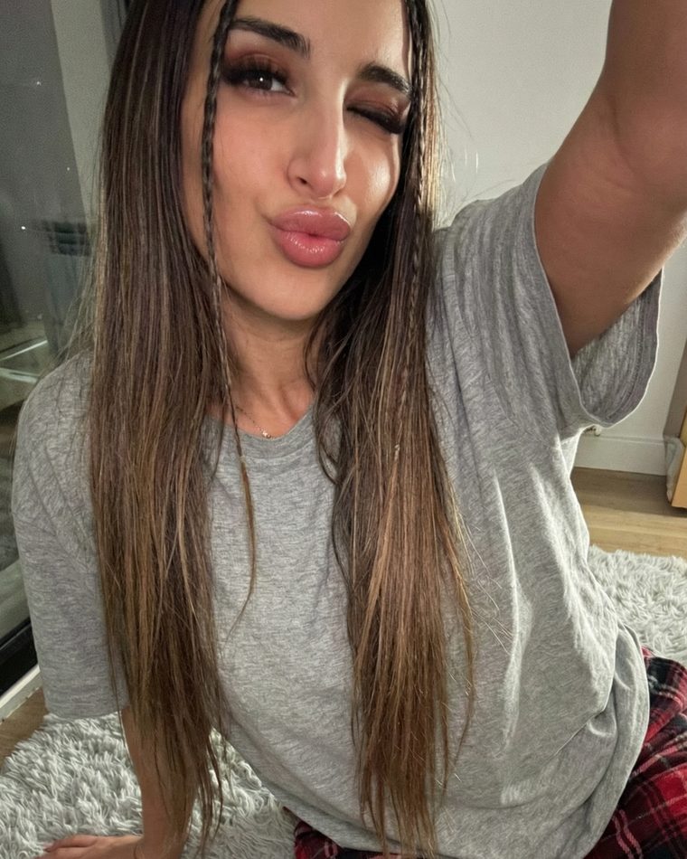 Sara sonriendo con la capucha puesta
